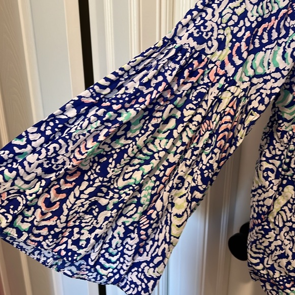 Lily Pulitzer top with bell sleeves and waist. - Picture 3 of 4